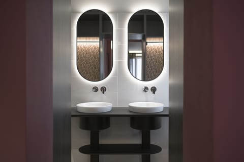 Deluxe Studio Suite | Bathroom | Shower, hair dryer, towels