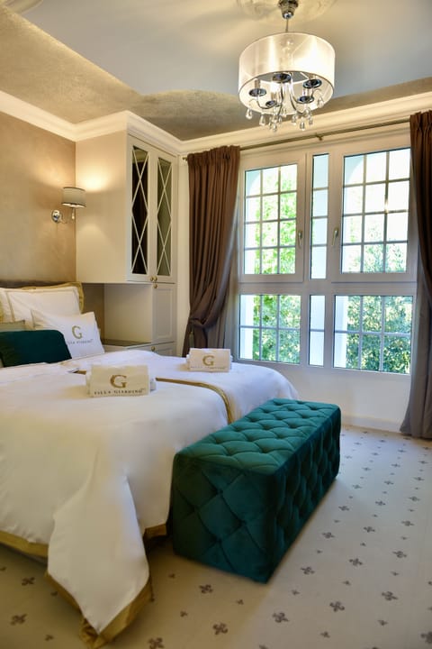 Presidential Suite | Minibar, in-room safe, individually decorated, individually furnished