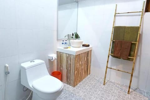 Shower, free toiletries, towels