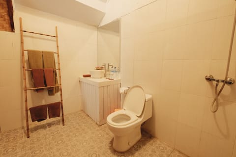 Classic Cottage | Bathroom | Shower, free toiletries, towels