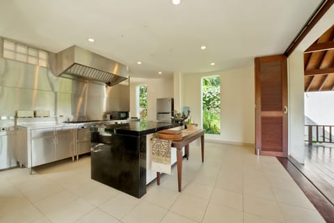 Villa 7 Bedrooms Private Pool, Valley View | Shared kitchen | Fridge, microwave, oven, stovetop