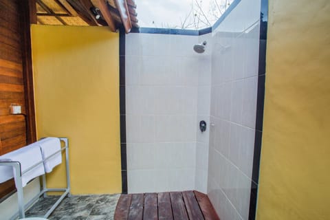 Deluxe Room | Bathroom shower