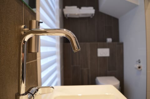 Deluxe Double Room | Bathroom | Shower, free toiletries, hair dryer, towels