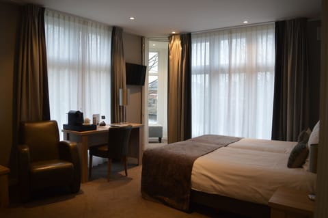 Superior Double Room, River View (Torenkamer) | Minibar, desk, blackout drapes, free WiFi