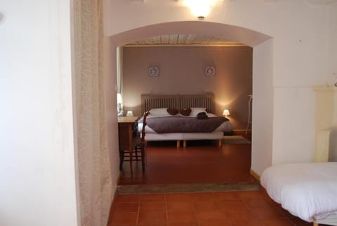 Soundproofing, free WiFi, bed sheets