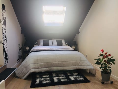 Standard Double Room, 1 Queen Bed with Sofa bed, Mezzanine (Cinéma) | Individually decorated, individually furnished, blackout drapes