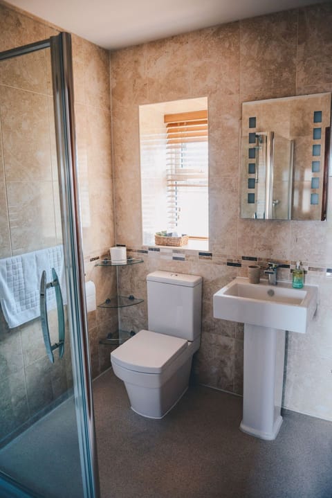 Standard Double Room | Bathroom | Eco-friendly toiletries, hair dryer, towels, soap