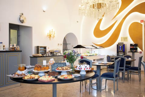 Daily buffet breakfast for a fee