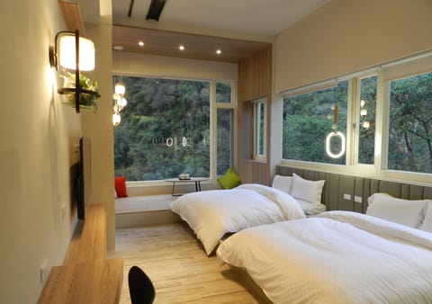 Family Room, Non Smoking | Desk, blackout drapes, free WiFi, bed sheets