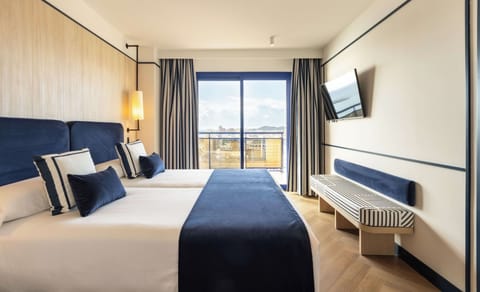 In-room safe, blackout drapes, free WiFi