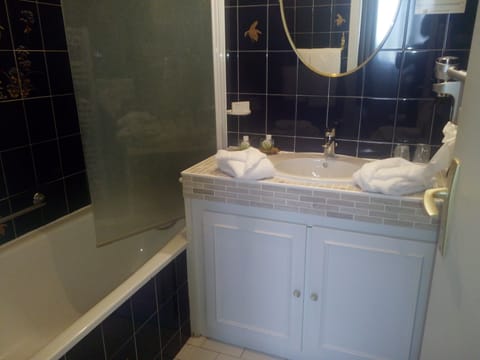 Quadruple Room, Non Smoking | Bathroom | Combined shower/tub, free toiletries, hair dryer, towels