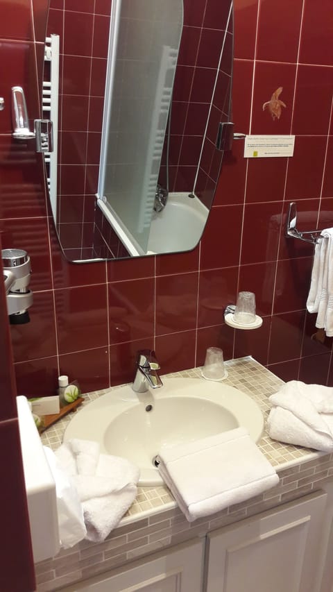Combined shower/tub, free toiletries, hair dryer, towels