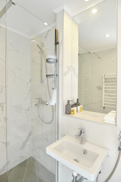 Deluxe Double or Twin Room | Bathroom | Shower, free toiletries, hair dryer, bathrobes