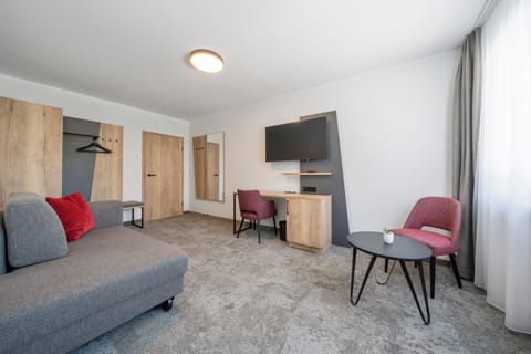 Apartment (Winzerstüble) | In-room safe, desk, free WiFi, bed sheets
