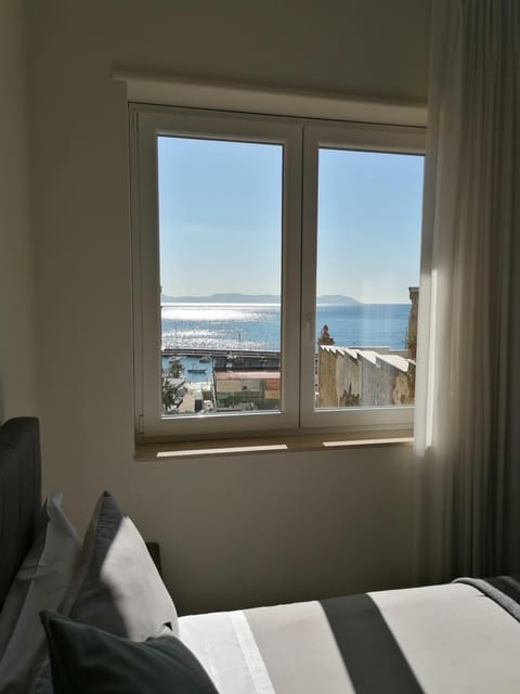 Premium bedding, in-room safe, individually decorated