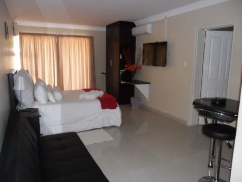 Luxury Room, 1 Queen Bed, Non Smoking | Minibar, in-room safe, individually decorated, individually furnished