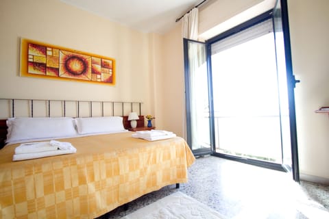 Frette Italian sheets, premium bedding, in-room safe, desk