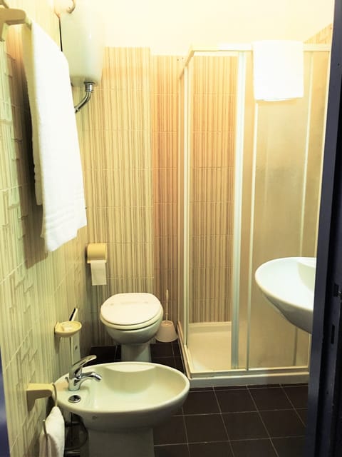 Economy Double or Twin Room | Bathroom | Shower, free toiletries, hair dryer, bidet