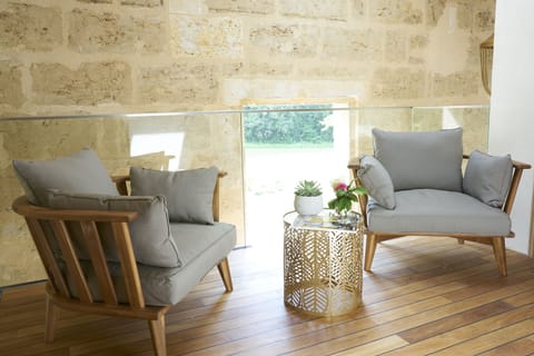 Comfort Suite (Suite Chateau) | Minibar, individually decorated, individually furnished, desk