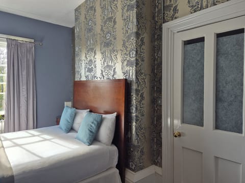 Hypo-allergenic bedding, desk, iron/ironing board, free WiFi