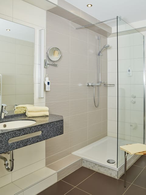 Comfort Double Room | Bathroom | Hair dryer, towels, soap, shampoo
