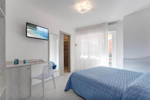 Comfort Double Room | In-room safe, desk, soundproofing, free WiFi