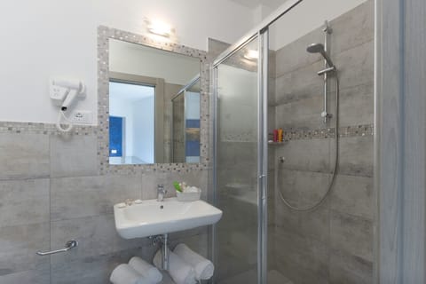 Triple Room, Garden View | Bathroom | Shower, rainfall showerhead, free toiletries, hair dryer
