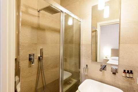 Double Room | Bathroom | Shower, free toiletries, hair dryer, bidet