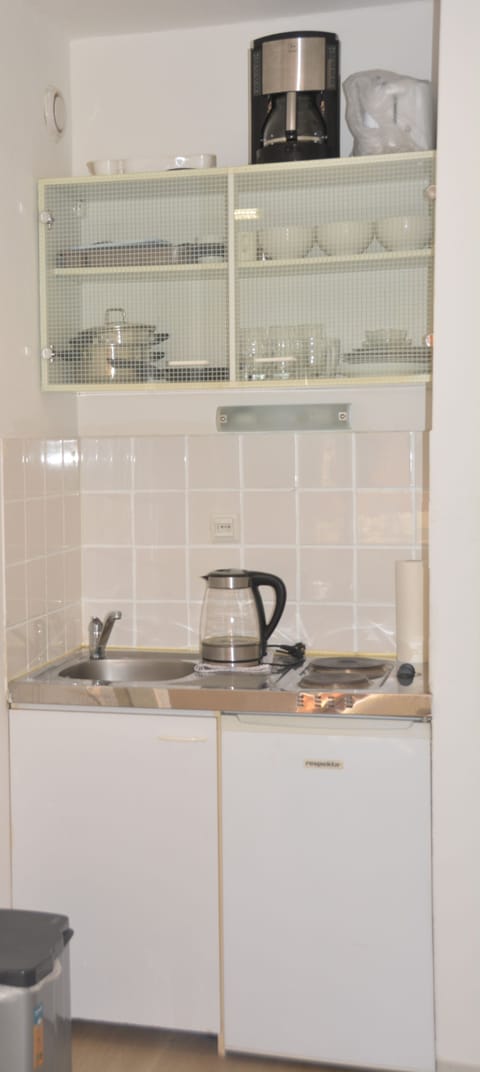 Superior Triple Room, 1 Bedroom, Vineyard View | Private kitchen | Fridge, microwave, coffee/tea maker, electric kettle