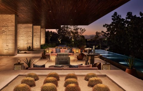 4 bars/lounges, 2 poolside bars