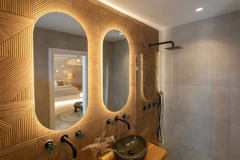 King Suite Balcony | Bathroom | Free toiletries, hair dryer, towels