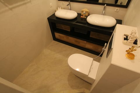 Villa in a wooded area by Lovina 