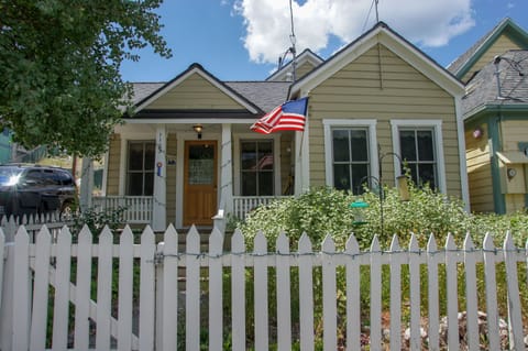 Front view of this lovely mountain cottage