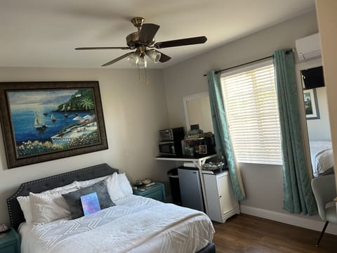 Kitchenette, mini fridge, microwave Keurig convection toaster oven