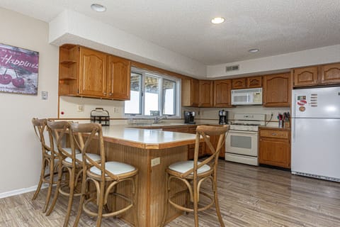 Kitchen Island - Kitchen loaded with all appliances needed for a great stay