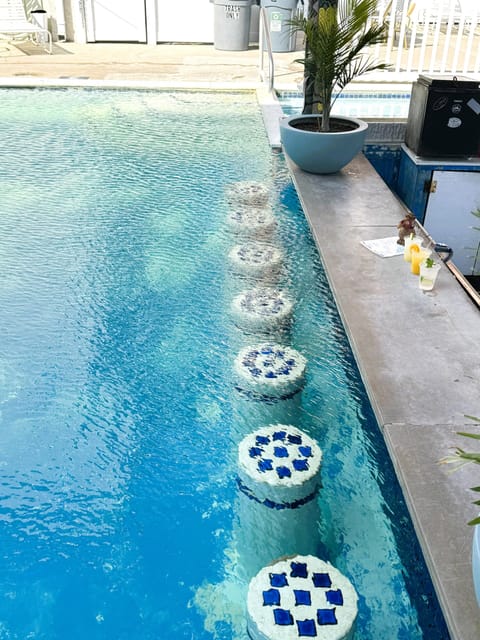 Swim-up bar