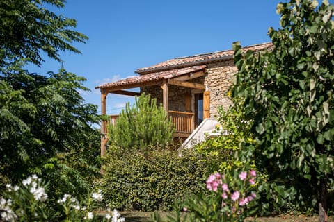 Gites Marston - La Magnanerie - Entrance and terrace
