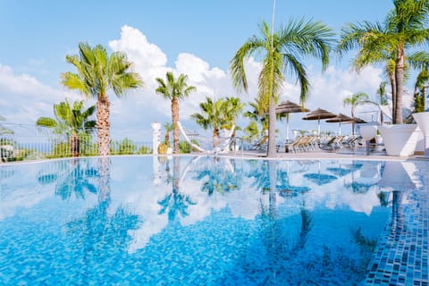 Seasonal outdoor pool, sun loungers