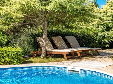 Water, Plant, Swimming Pool, Property, Light, Nature, Blue, Natural Landscape, Botany, Shade