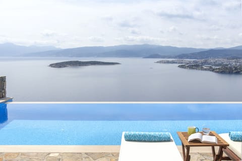 Stunning open plan apartment by the sea. Large infinity pool. Option of heating 