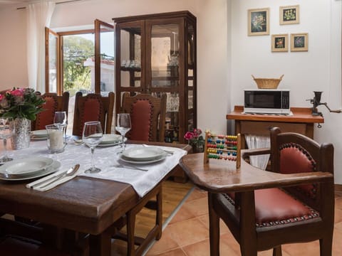 Room, Furniture, Property, Table, Dining Room, Kitchen & Dining Room Table, Interior Design, Building, House, Real Estate