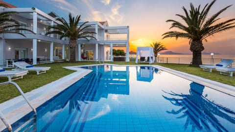 Exclusive accommodation set on a 7,500 sq. m land overlooking the Cretan sea