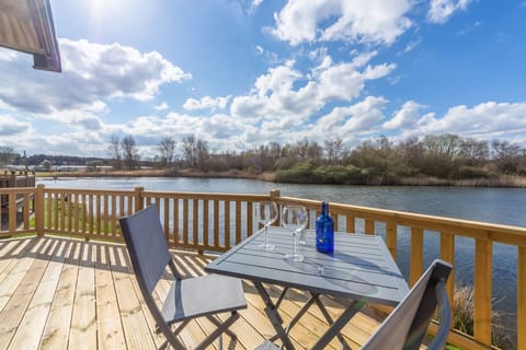 Avocet 28, Wells-next-the-Sea: Chill-out with a gin and tonic... or two!