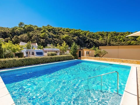 Water, Plant, Sky, Daytime, Property, Swimming Pool, Azure, Blue, Rectangle, Building