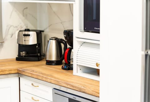 Espresso machine and filter coffee machine