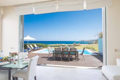 Villa Saffi, Stunning 4BDR Seafront Villa 