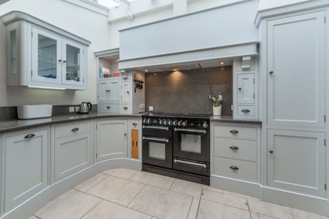 Ground floor: Well-equipped kitchen with Rangemaster oven