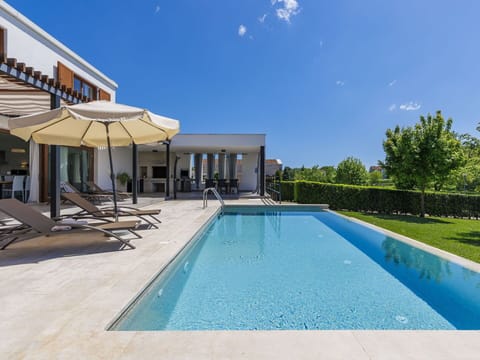 Water, Sky, Property, Swimming Pool, Plant, Azure, Shade, Tree, Leisure, Composite Material