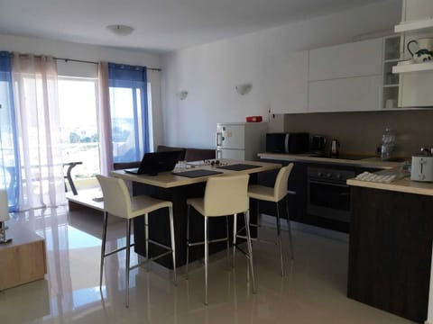 Kitchen and loung area