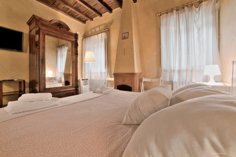 Romantic Apartment, 1 Bedroom | 1 bedroom, iron/ironing board, free WiFi, bed sheets